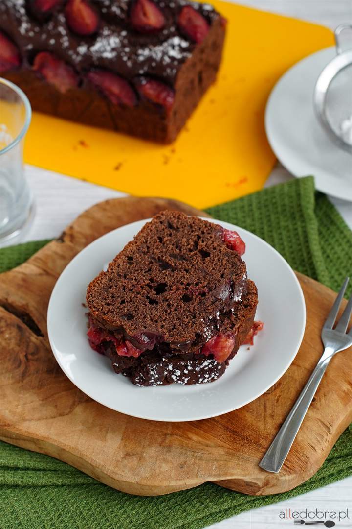 Ciasto czekoladowe na kefirze ze śliwkami