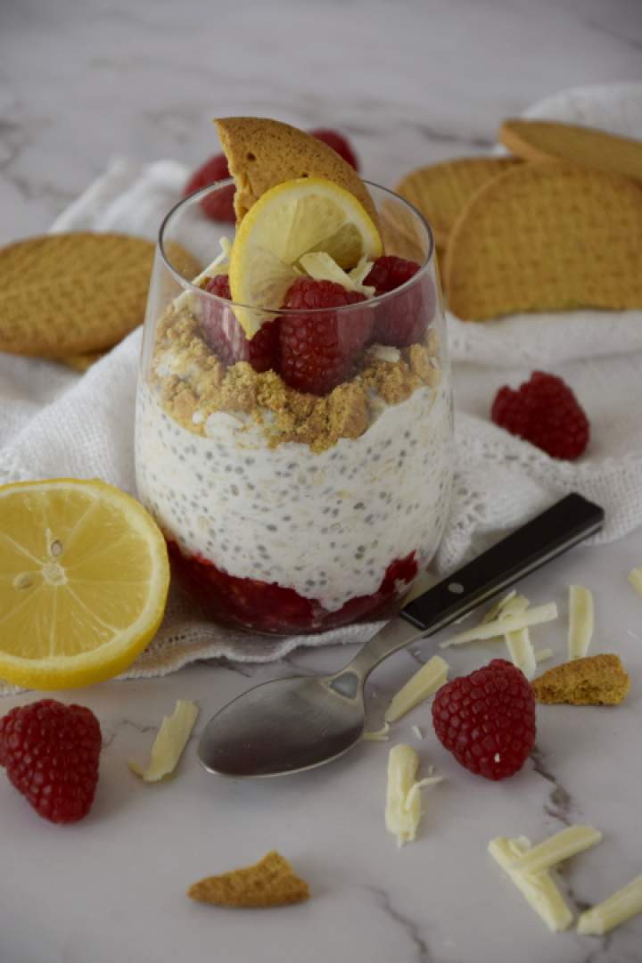 Cytrynowa owsianka a’la sernik z malinami i białą czekoladą