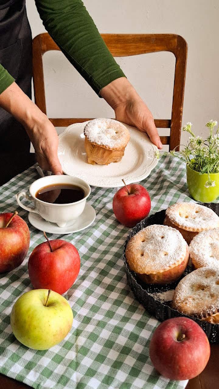 Jabłko zapiekane z kruchym ciastkiem.