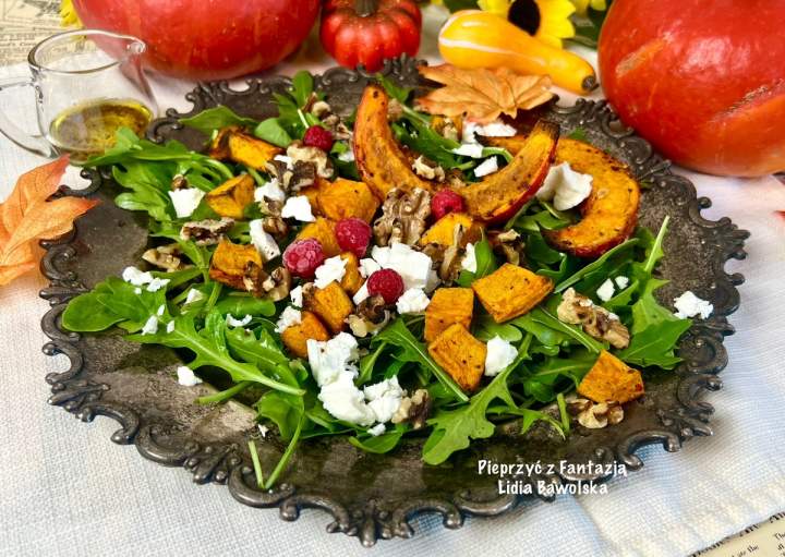 Sałatka z pieczoną dynią, fetą i orzechami