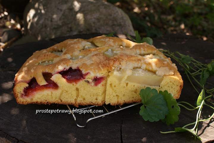 Placek z gruszką i śliwką