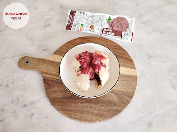 Kluski na parze z nadzieniem o smaku czekoladowym z musem śliwkowo-bananowym