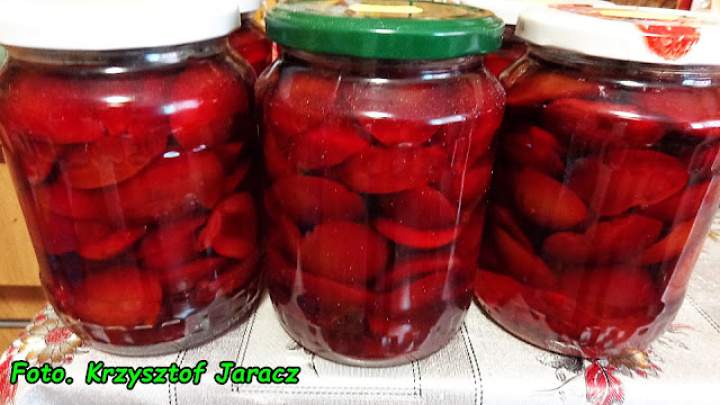 Śliwki w syropie własnym.