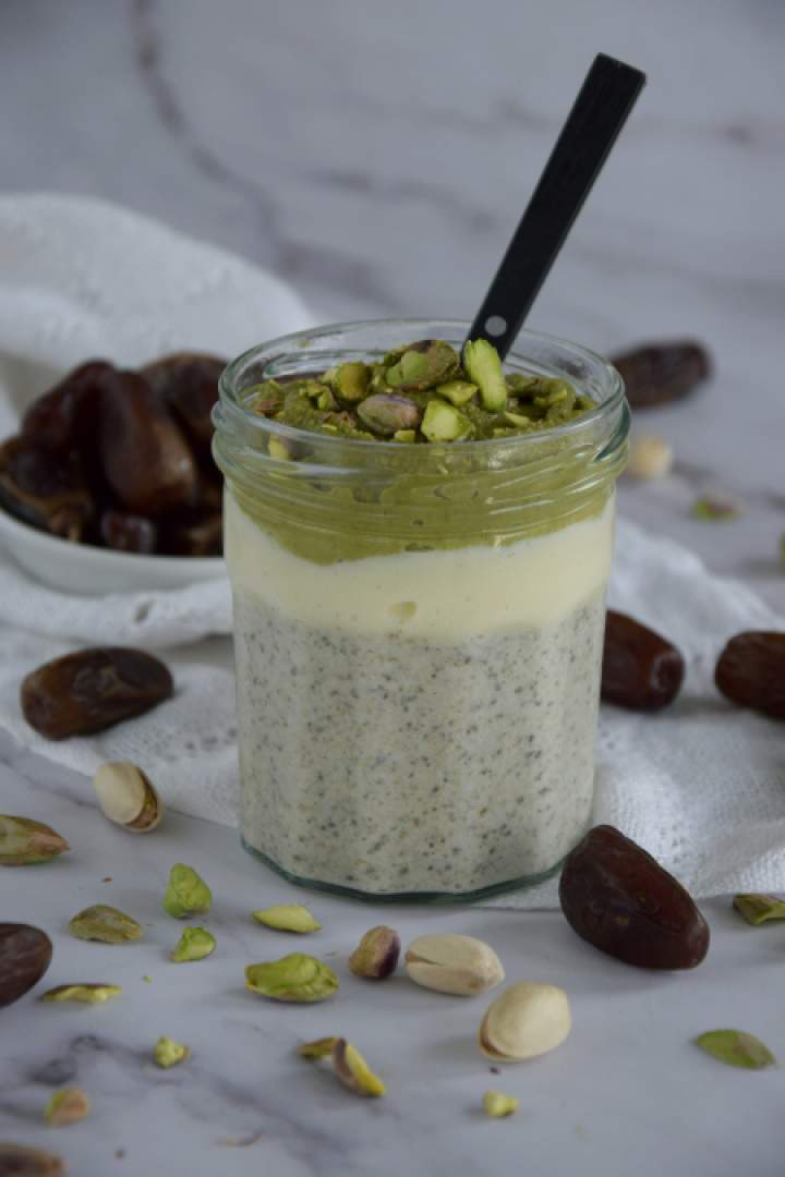 Owsianka z kremem pistacjowo-daktylowym na zimno
