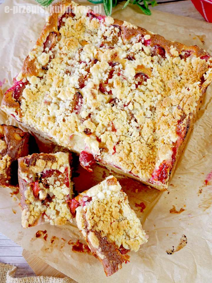 Ciasto jogurtowe ze śliwkami – puszyste, wilgotne i mięciutkie