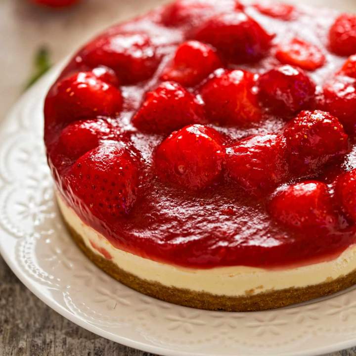 Sernik na zimno z truskawkami i musem