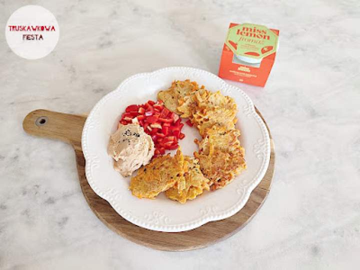 Pełnoziarniste placuszki marchewkowe z fromaż serkiem roślinnym o smaku suszonych pomidorów