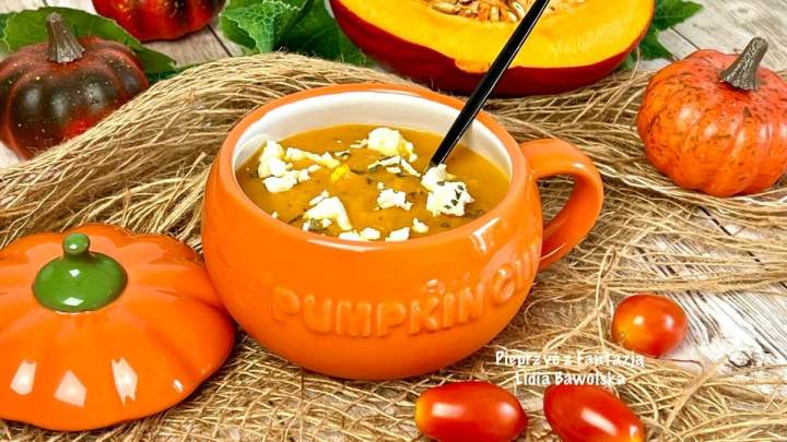 Zupa dyniowa z pieczonymi warzywami i fetą