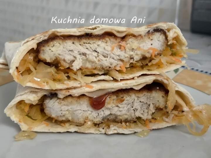 Tortilla z kotletem schabowym i kapustą