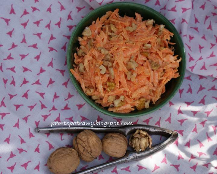 Surówka z marchewki  z orzechami