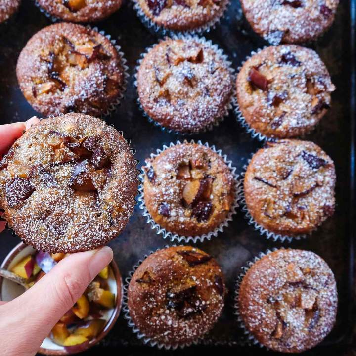 Muffinki ze śliwkami – babeczki z migdałami i karmelową nutą