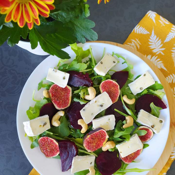 Sałatka z burakiem i serem camembert