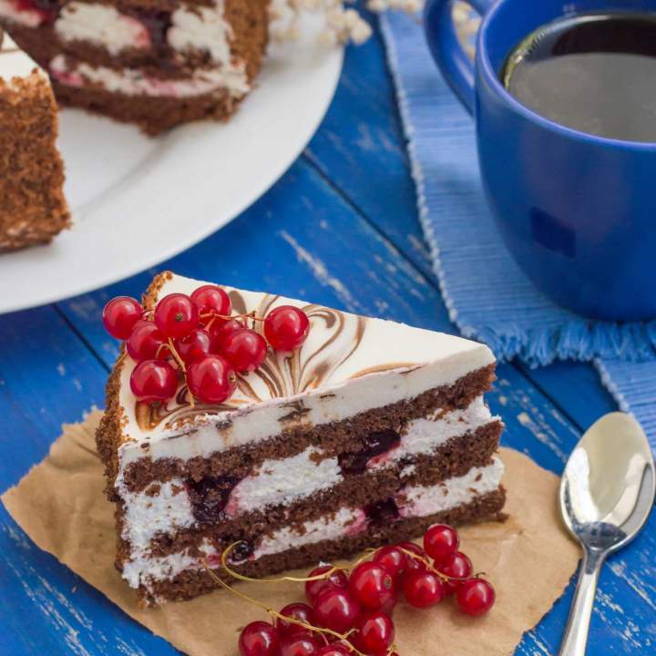 Porzeczkowiec – ciasto z kremem serowym i dżemem porzeczkowym
