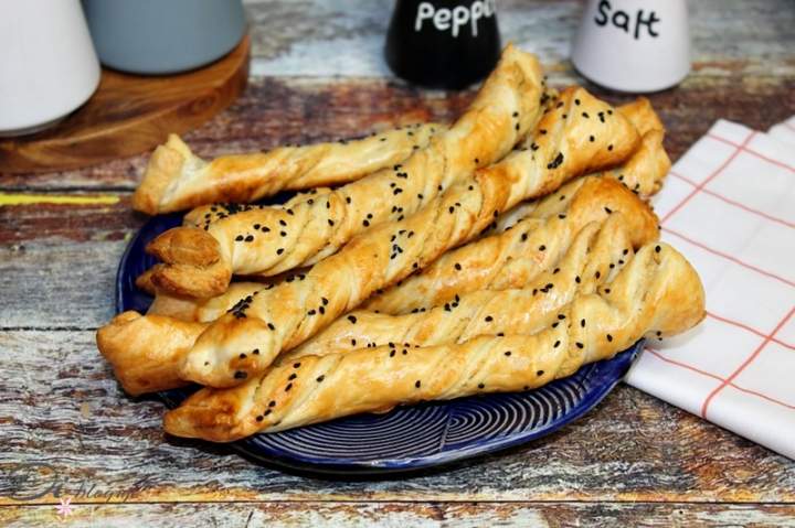 Paluchy z ciasta francuskiego z hummusem