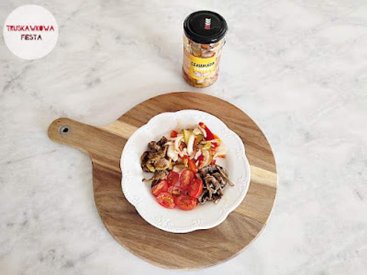 Żołądki drobiowe z chalamadą z chili, pieczarkami i pomidorkami smażonymi w air fray'erze