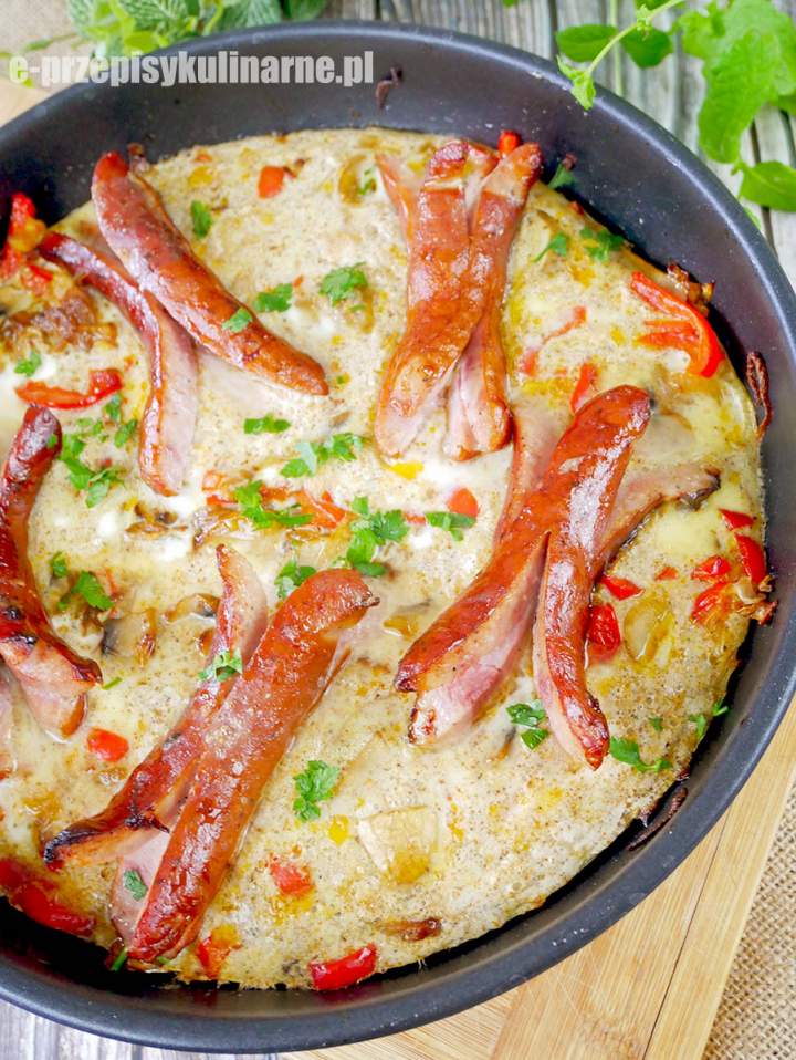 Kiełbasa zapiekana w jajku z warzywami – prosty przepis z piekarnika