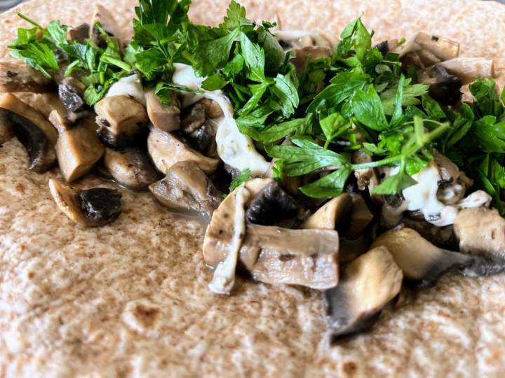 Tortilla z pieczarkami, mozzarellą i natką