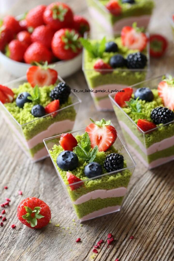 Leśny mech z musem truskawkowym