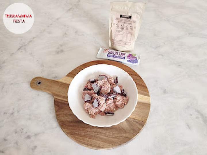 Kluski twarogowe kładzione z smoothie owocowym i batonem owocowo-warzywny