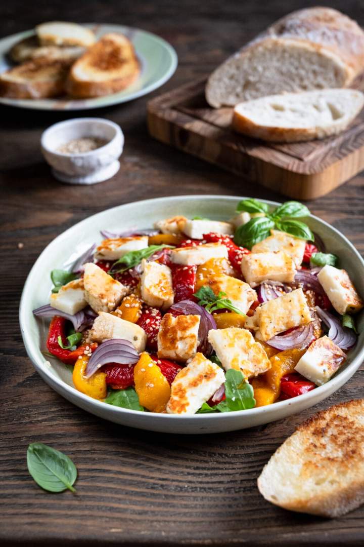 Sałatka z pieczoną papryką i halloumi