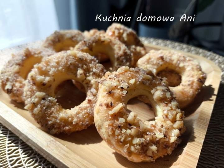 Ciasteczka oponki / Kruche ciasteczka na drożdżach z orzechami