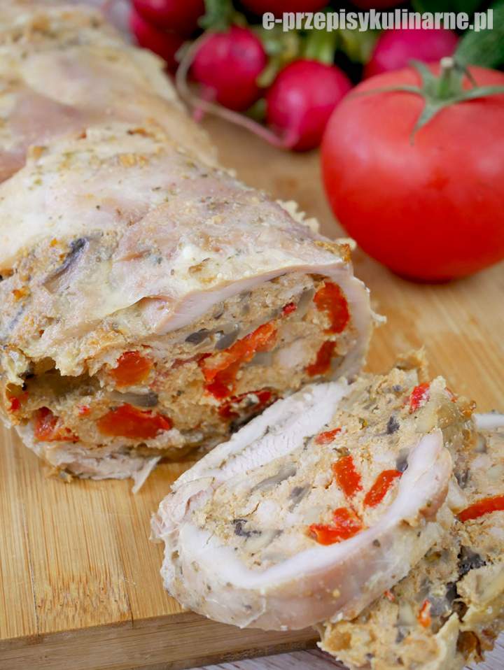 Rolada z kurczaka nadziewana pieczarkami i papryką – prosty przepis krok po kroku