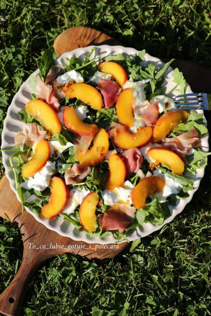Lekka sałatka z burratą i karmelizowanymi nektarynkami.