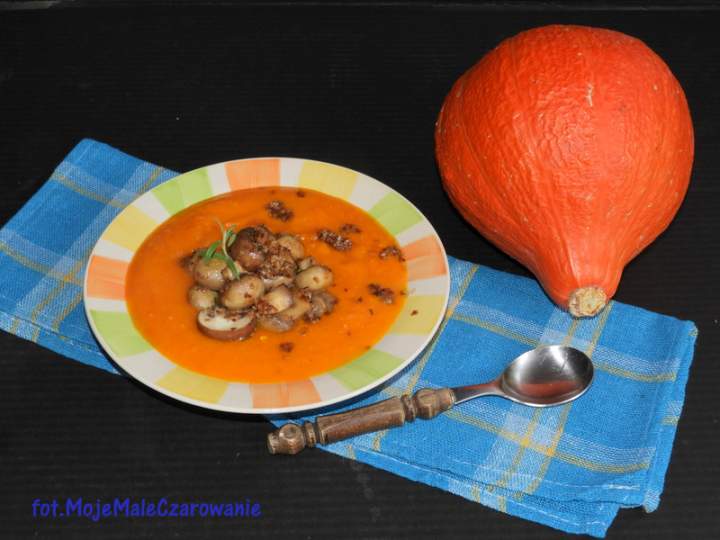 Zupa dyniowa z tahini, sezamem i rozmarynem