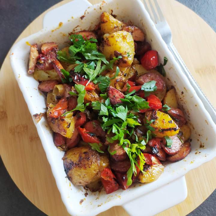 Zapiekanka z ziemniakami, kiełbasą i papryką