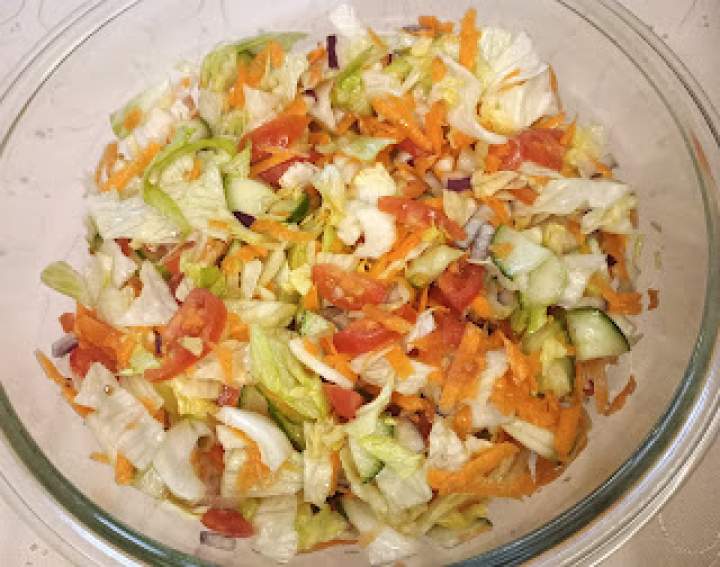 Surówka z sałaty lodowej i warzyw