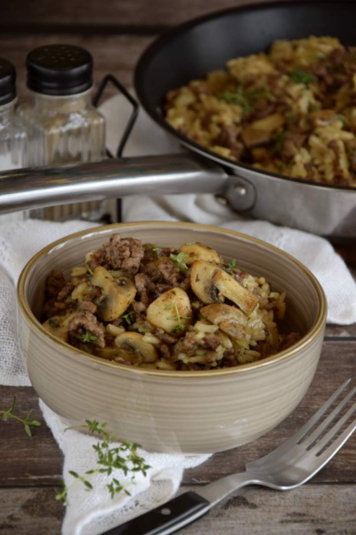 Jednogarnkowiec z wołowiną, pieczarkami i ryżem