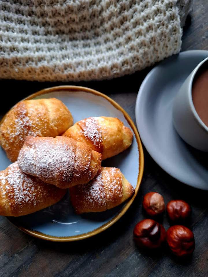 Drożdżowe rogaliki z serem