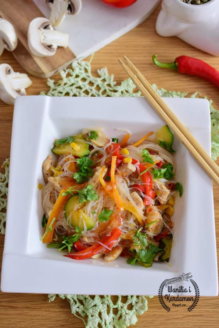 Domowa chińszczyzna z kurczakiem i warzywami