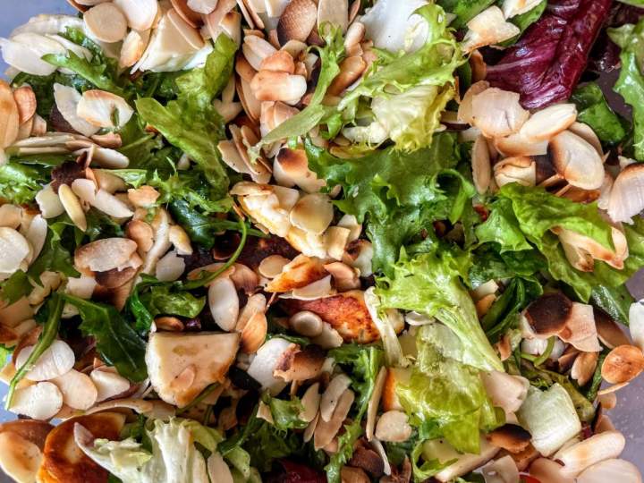 Sałatka z grillowanym halloumi i płatkami migdałowymi