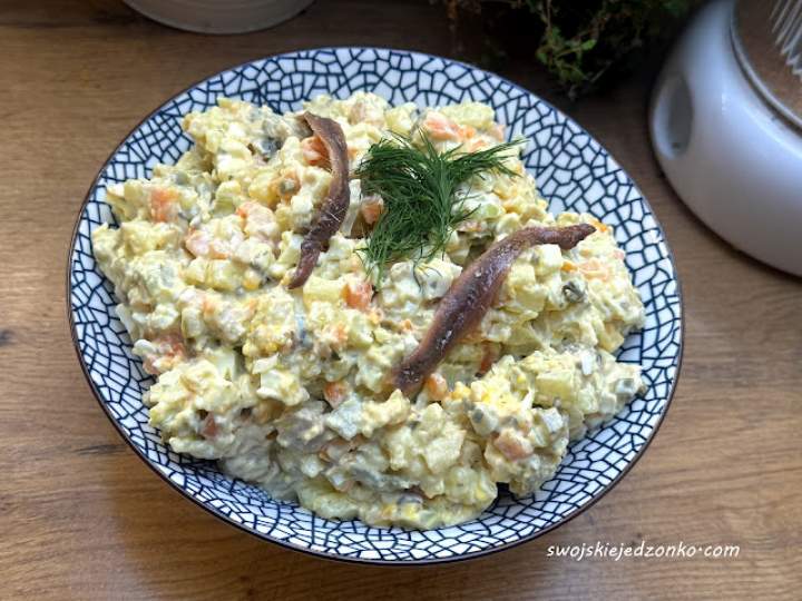 Sałatka śledziowa z domowym majonezem i anchois