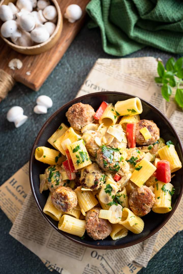 Makaron z klopsikami w sosie porowo-pieczarkowym
