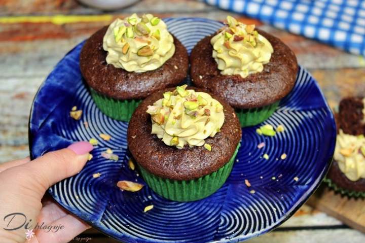 Muffinki kakaowe z kremem pistacjowym na bazie skyru