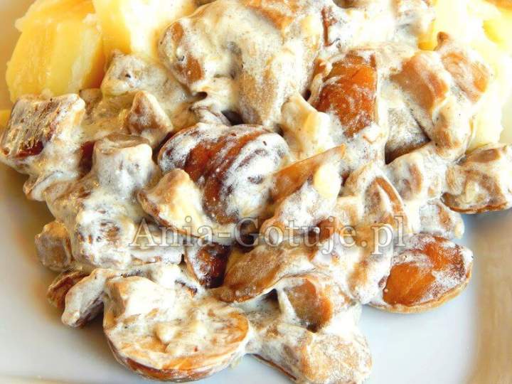 Siedzuń sosnowy w sosie śmietankowym z makaronem