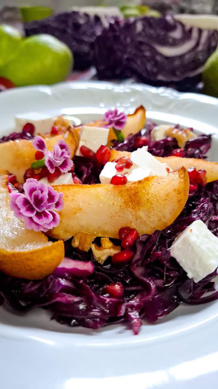 Surówka z czerwonej kapusty z karmelizowaną gruszką,chrupiącymi orzechami, słodkim granatem oraz słoną fetą.