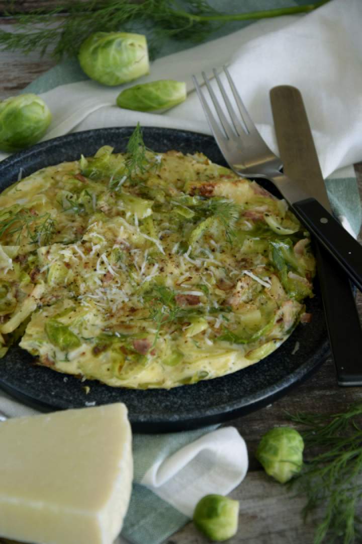 Frittata z brukselką i boczkiem
