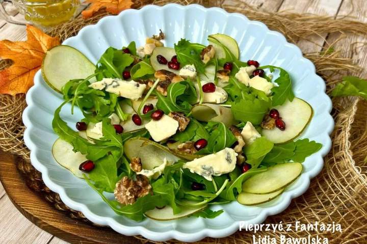 Sałatka z gruszką, serem pleśniowym i orzechami włoskimi