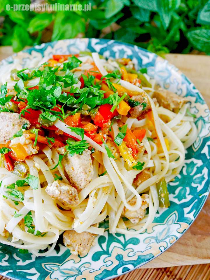 Szybki makaron chow mein z kurczakiem i warzywami – obiad w 25 minut