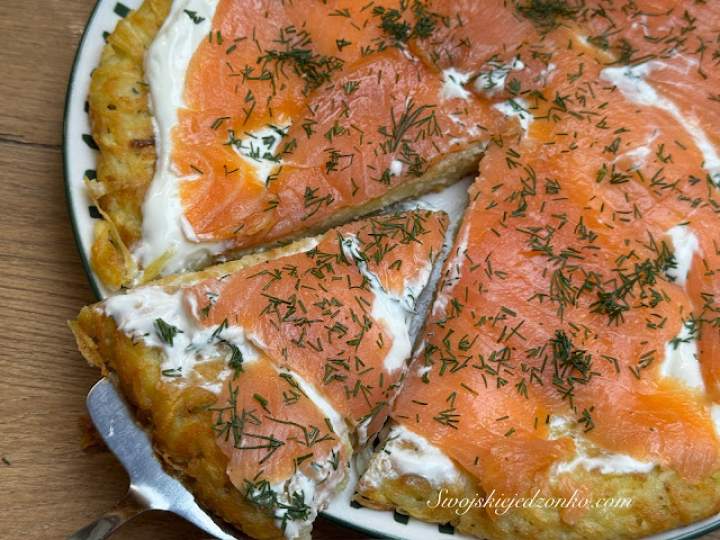 Giga placek ziemniaczany z łososiem i jogurtem