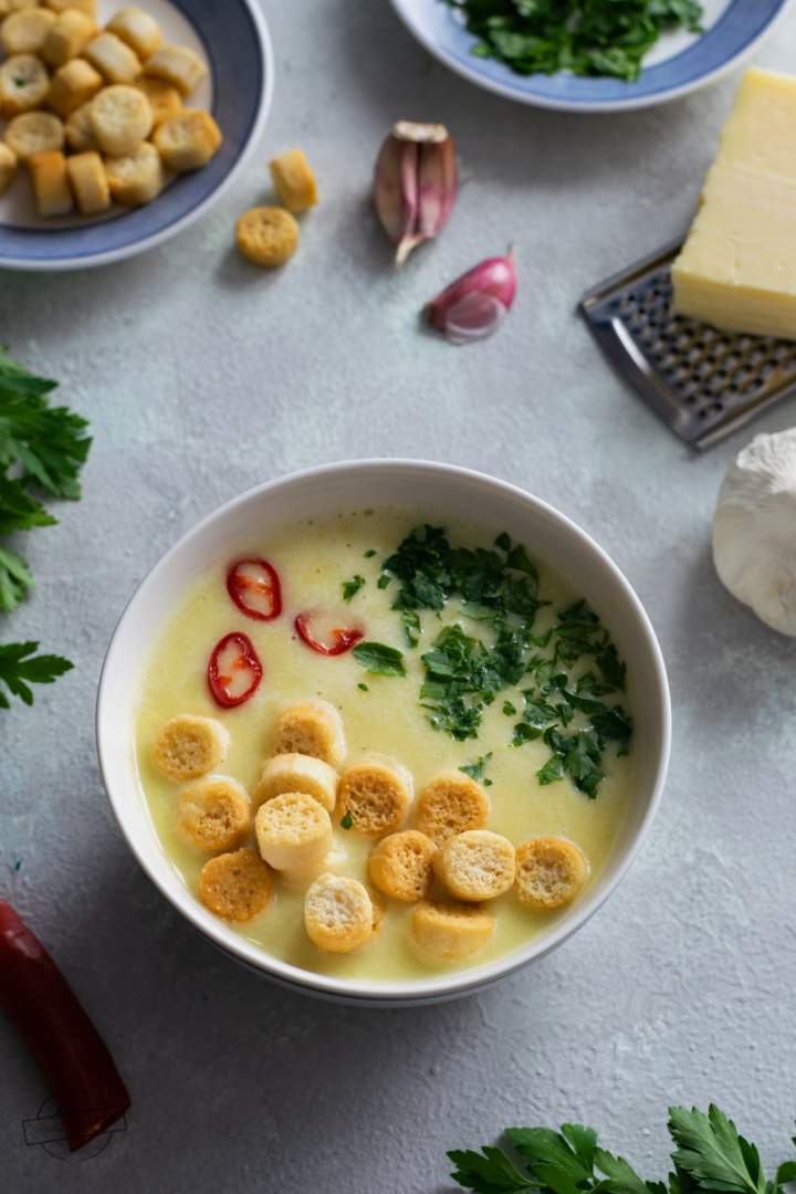 Zupa krem z czosnkiem i ziemniakami