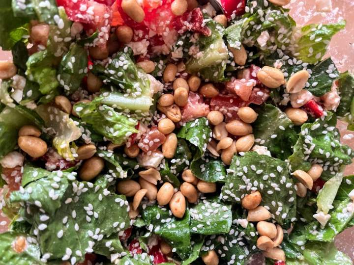 Sałatka z orzeszkami ziemnymi. Chrupanie i witaminy w jednym :)