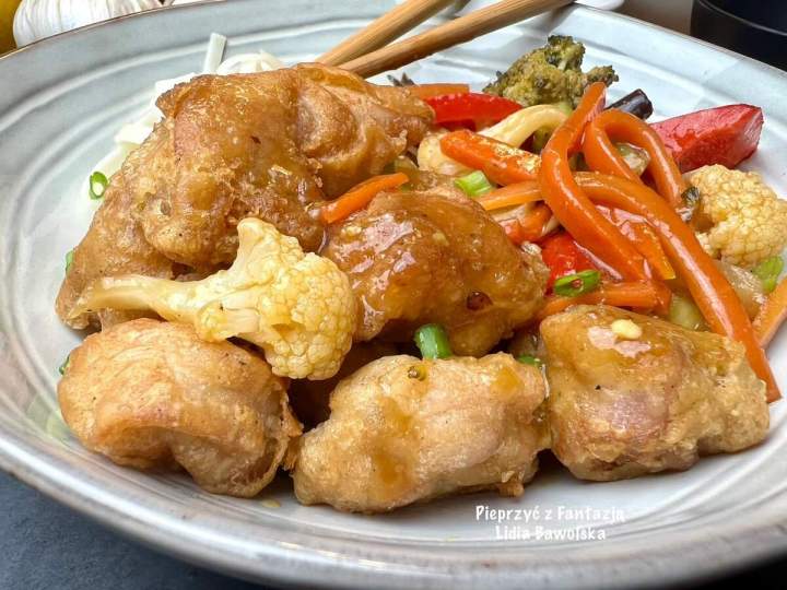 Kurczak po azjatycku – chrupiący w cieście z warzywami i sosem ostrygowym