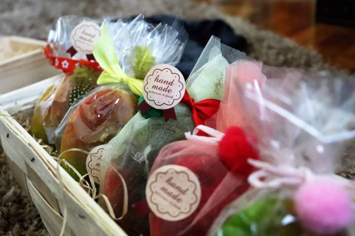 Kosze prezentowe na jubileusz firmy – wyjątkowe zestawy dla pracowników i partnerów