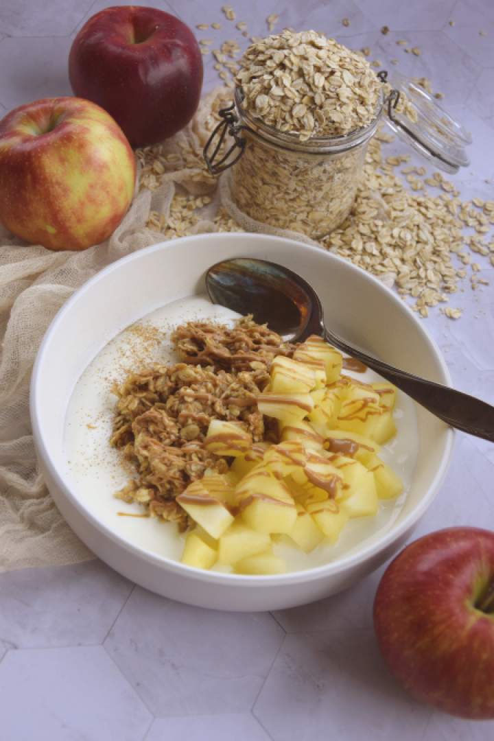 Cynamonowa owsianka z patelni z prażonym jabłkiem