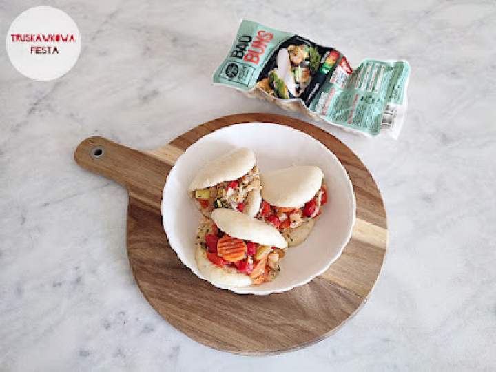 Mozzarella z jabłkiem, śliwką, porem, papryką, bukietem warzywnym i bułeczkami bao