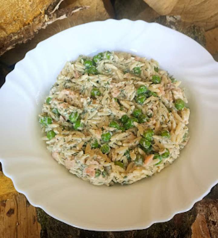Kremowy makaron Orzo z groszkiem i wędzonym łososiem